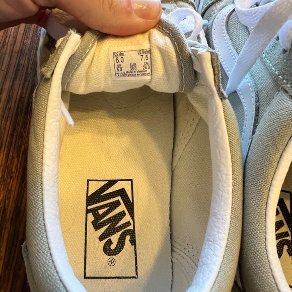 ⚡️FLASH SALE⚡️ Old skool vans desert sage green and true white size 7.5 women’s - Picture 5 of 5